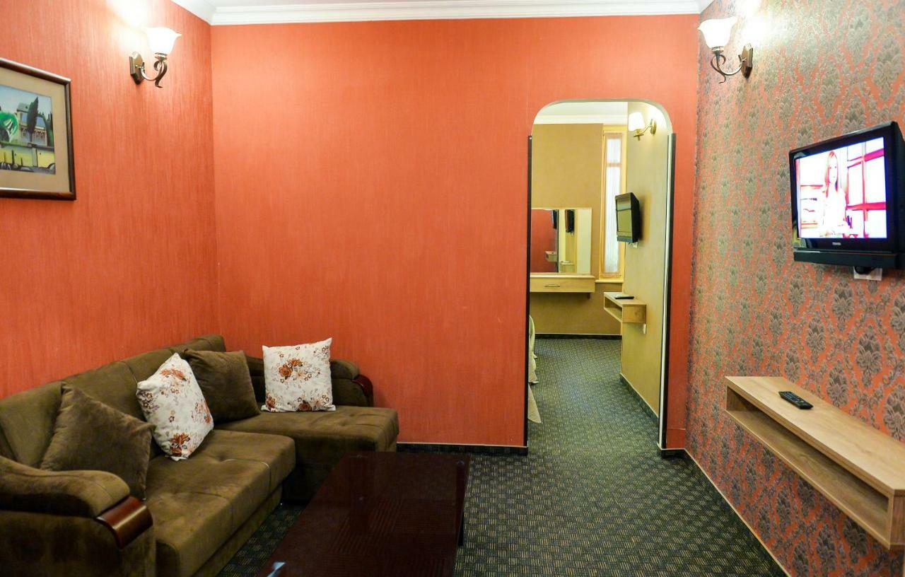 Hotel Old Town คูทายสิ ภายนอก รูปภาพ