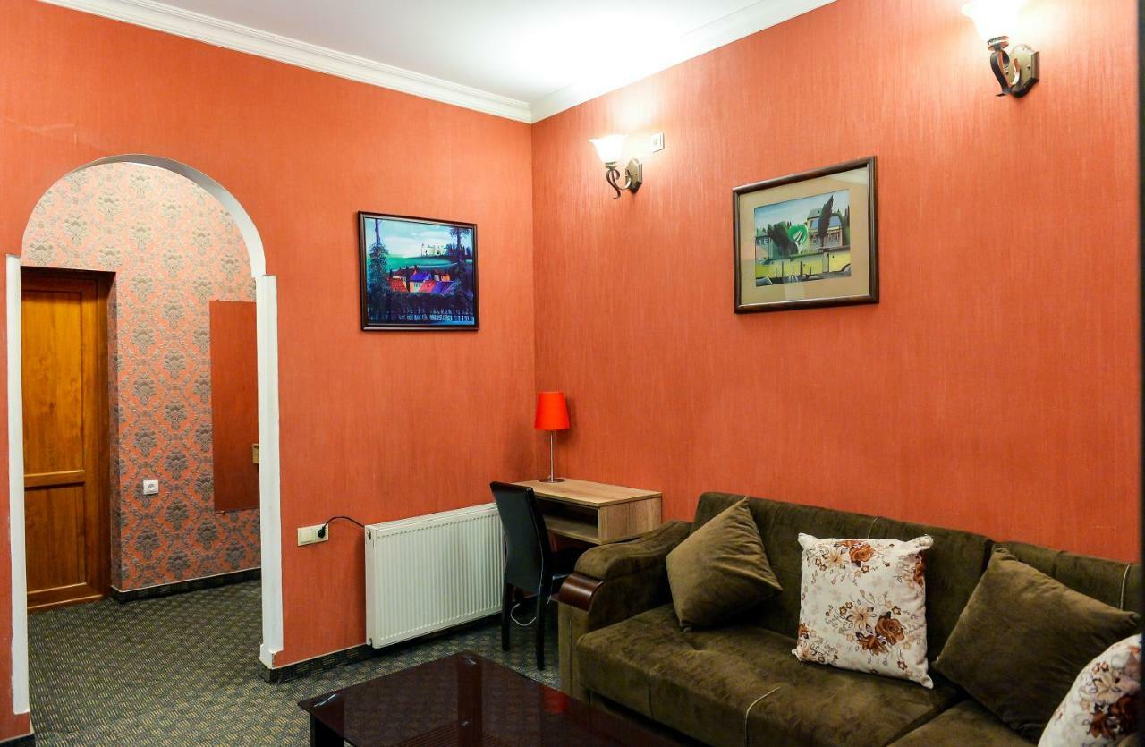 Hotel Old Town คูทายสิ ภายนอก รูปภาพ