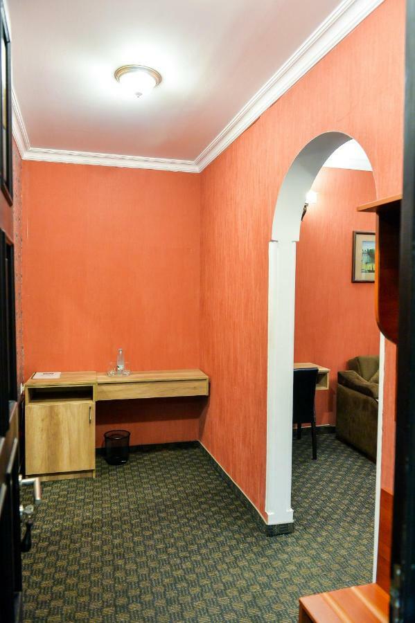 Hotel Old Town คูทายสิ ภายนอก รูปภาพ